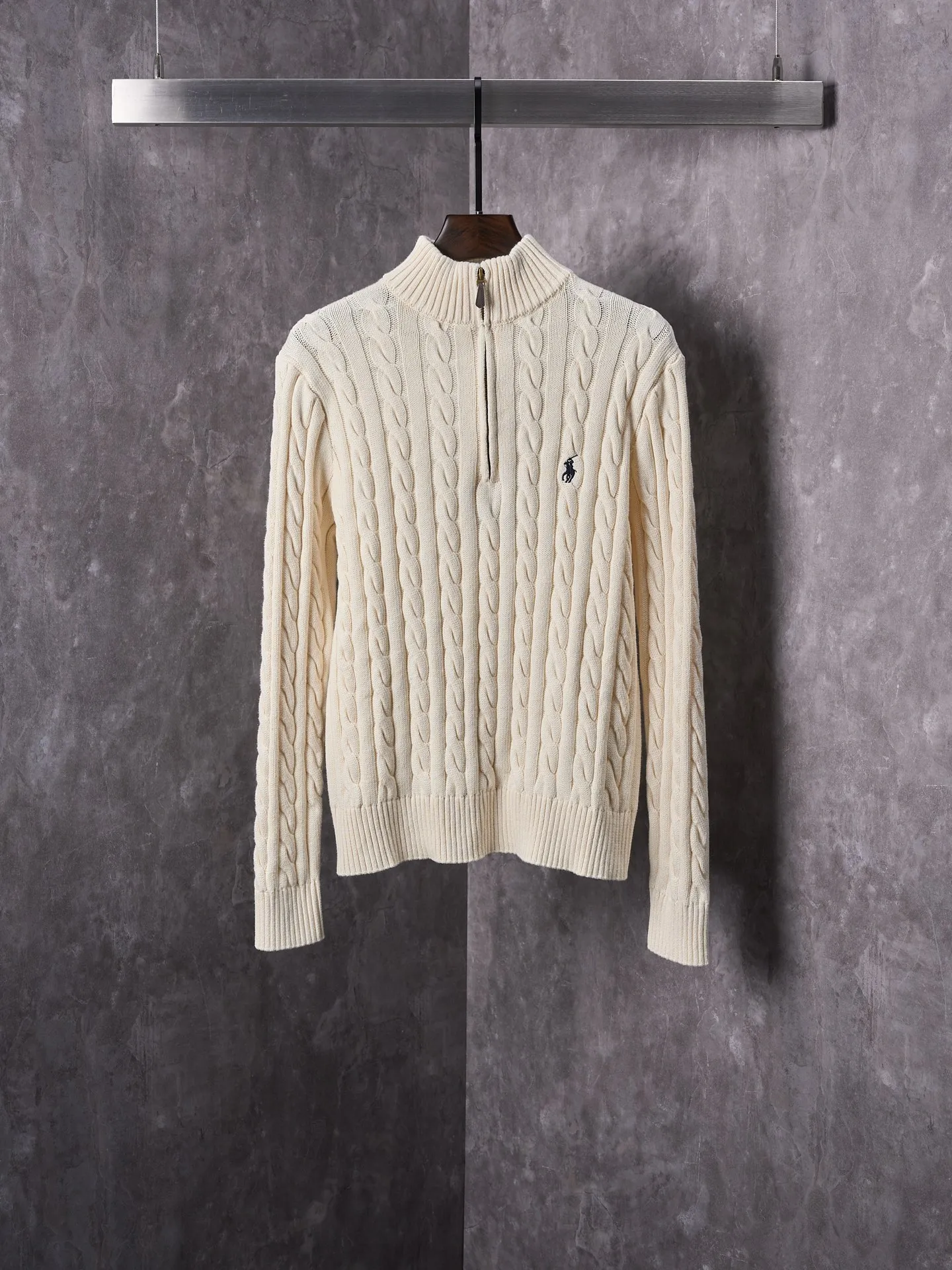 P420 Actual auction] Ralph Lauren/Ralph Lauren embroidered cable knitted half-zip sweater [Ready stock] S M L Zippered half-high collar design, just the right amount of splendor. Interpret high-end style with unique details. Adhere to the timeless elegance and taste. Use imported machine embroidery technology. Use advanced computer control system and precision mechanical components to realize the iconic pony embroidery operation. High precision. Smooth and delicate lines. Three-dimensional cable weaving. Through clever shifting and interweaving of coils, adjacent coils are cross-shifted to form a twisting effect. The lines are smooth and regular. Time-consuming and labor-intensive. Ready-made clothes are washed and softened to remove odors. Use professional washing equipment and specific detergents to deeply clean and deodorize clothes, improve the feel and appearance of clothes, and improve the fit.